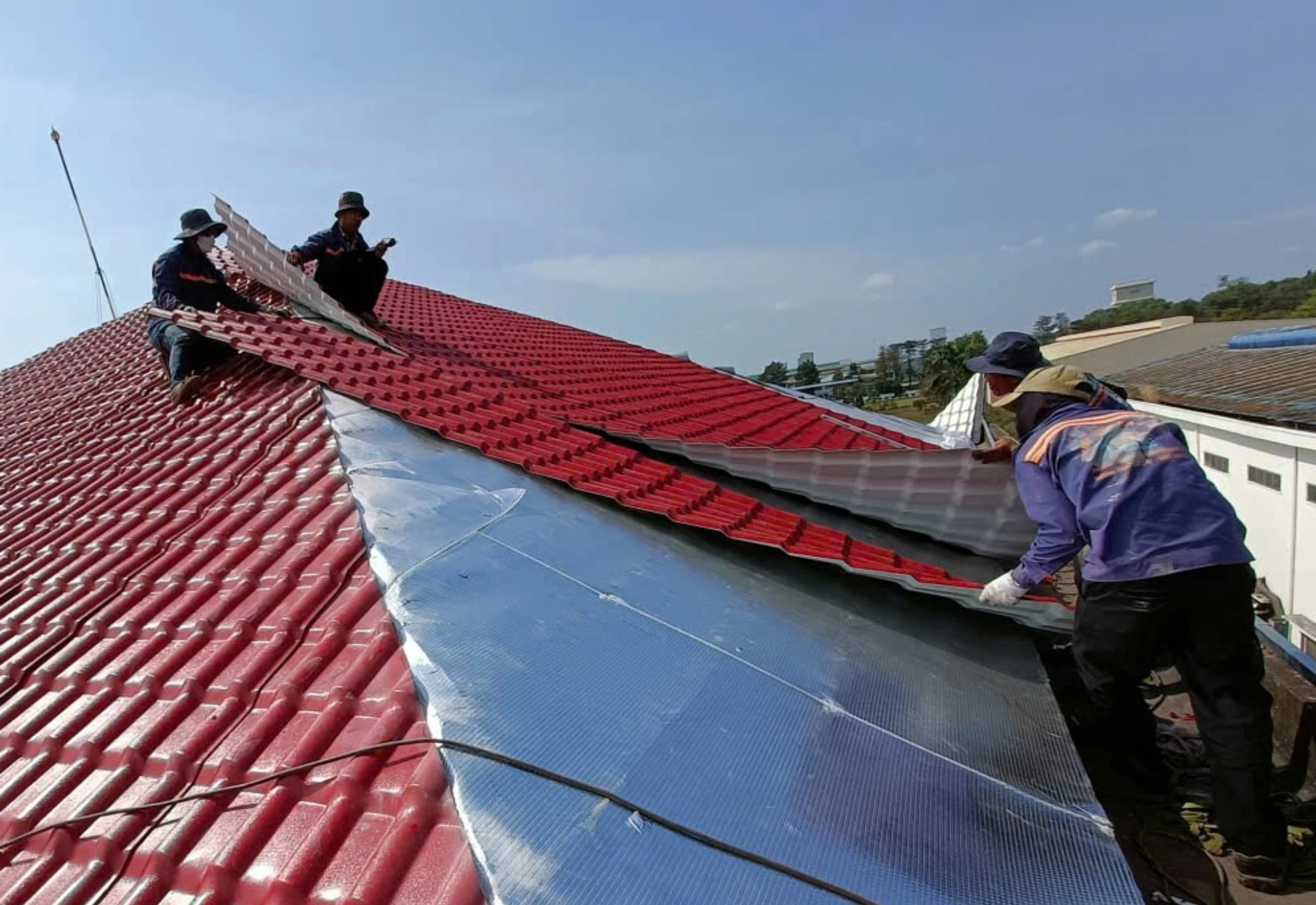 Thi công tôn nhựa giả ngói ASA PVC tại KCN Sông Mây, Đồng Nai do MCON thực hiện