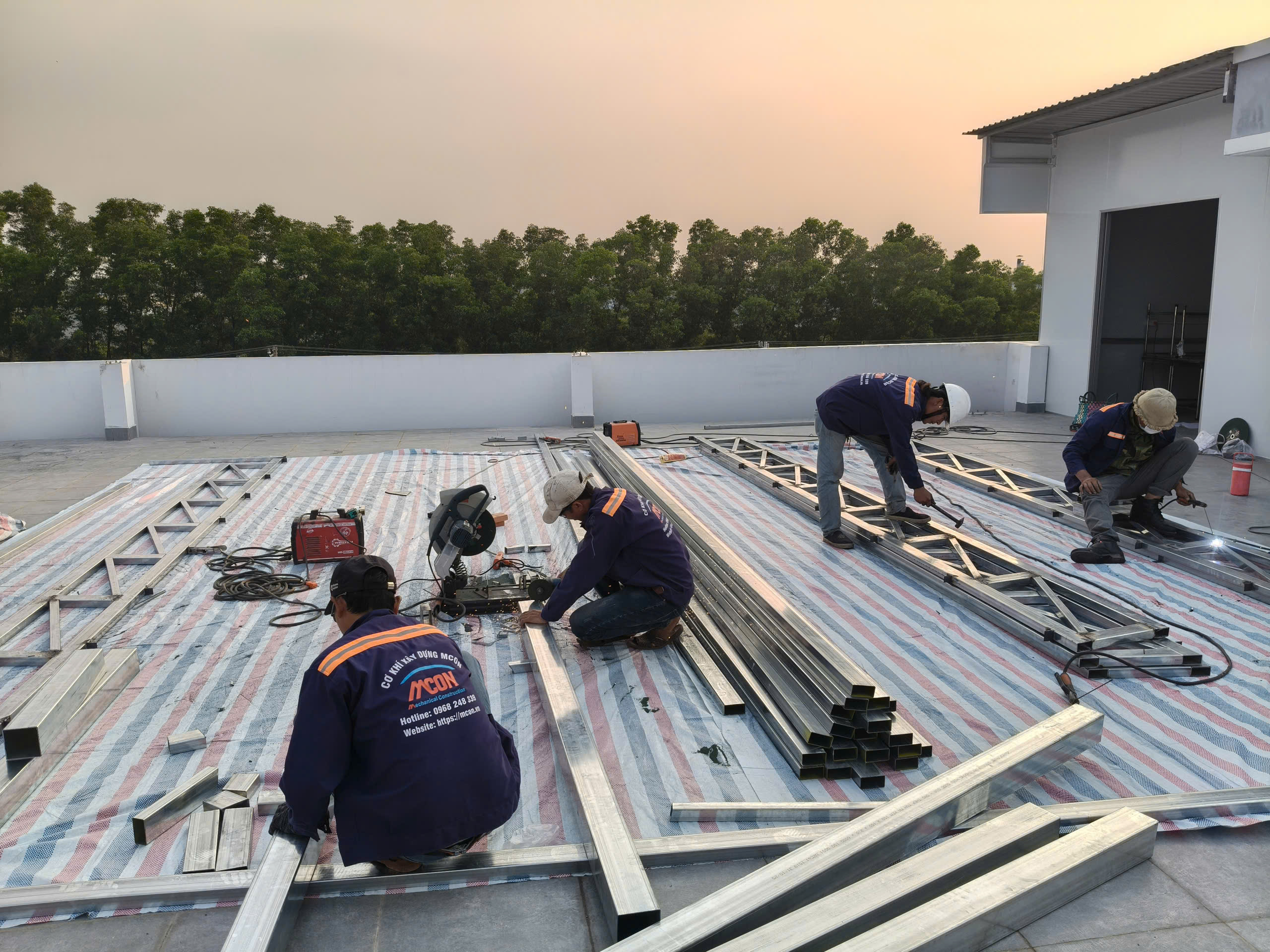 làm mái tôn tại tp hcm Thi công mái tôn nhà xưởng tại KCN Hạnh Phúc Long An do MCONS thực hiện
