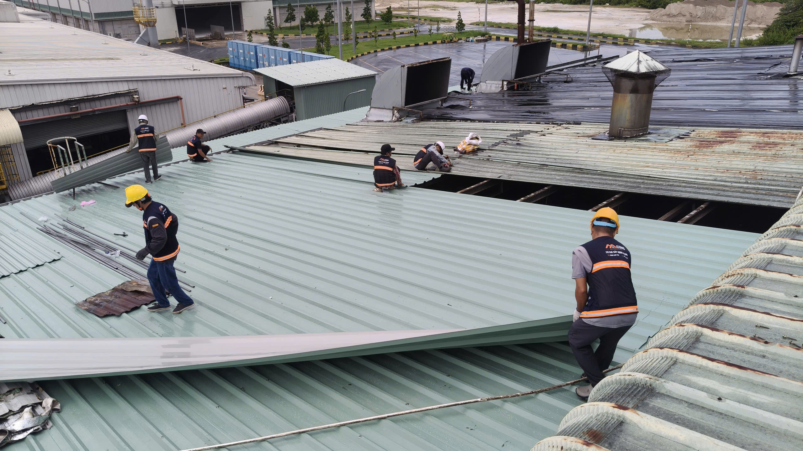 lợp maois tôn nahf xưởng tại tp hcm do mcons thực hiện