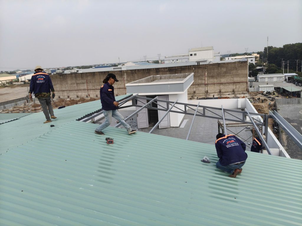 Làm mái tôn do đội ngủ MCONS thực hiện