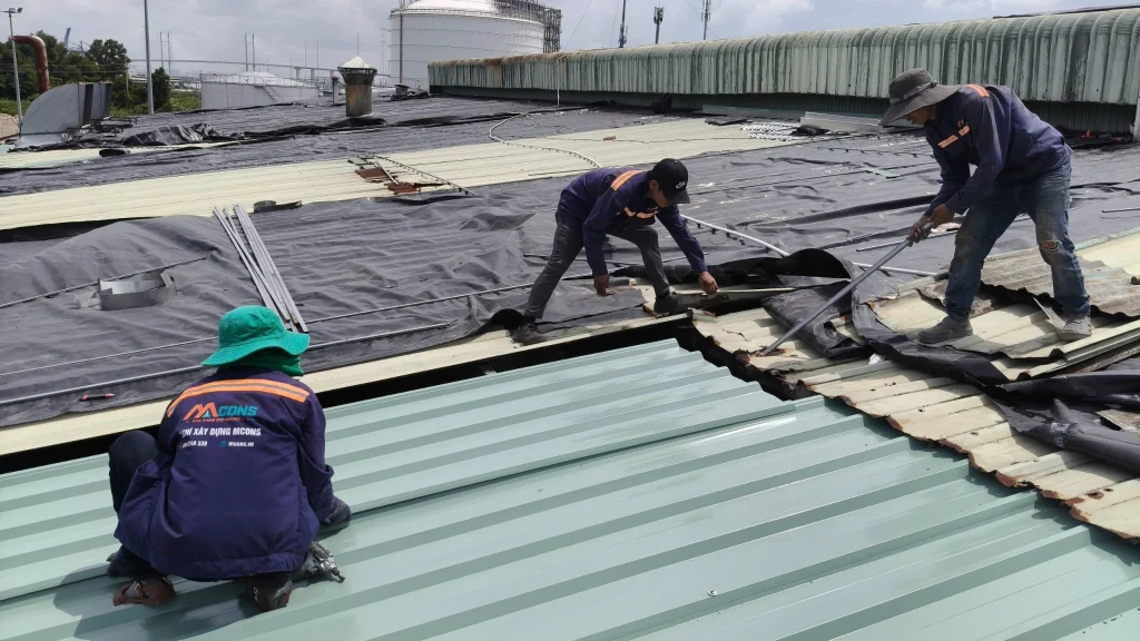 MCONS chỉ tháo từng phần mái tôn theo phương pháp cuốn chiếu, tuyệt đối không mở toàn bộ mái cùng lúc