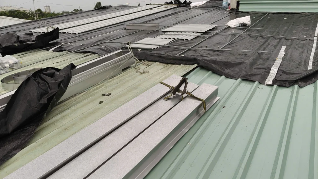 Máng xối củng được buộc chặt gọn gàng