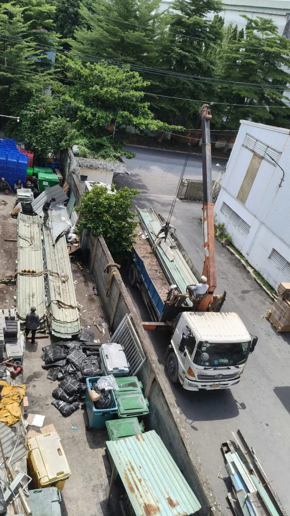 Cẩu tôn củ lên xe để vận chuyển ra khỏi công trình.