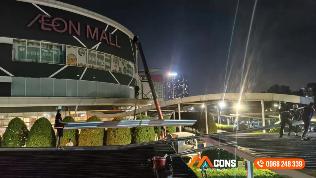 Xe cẩu nâng tôn lợp lên mái trong quá trình thay mái tôn tại AEON Mall