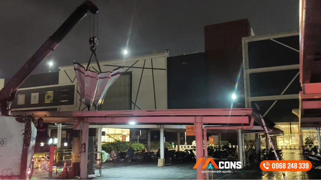 Xe cẩu nâng từng bó tôn lên mái trong quá trình thay mái tôn AEON Mall