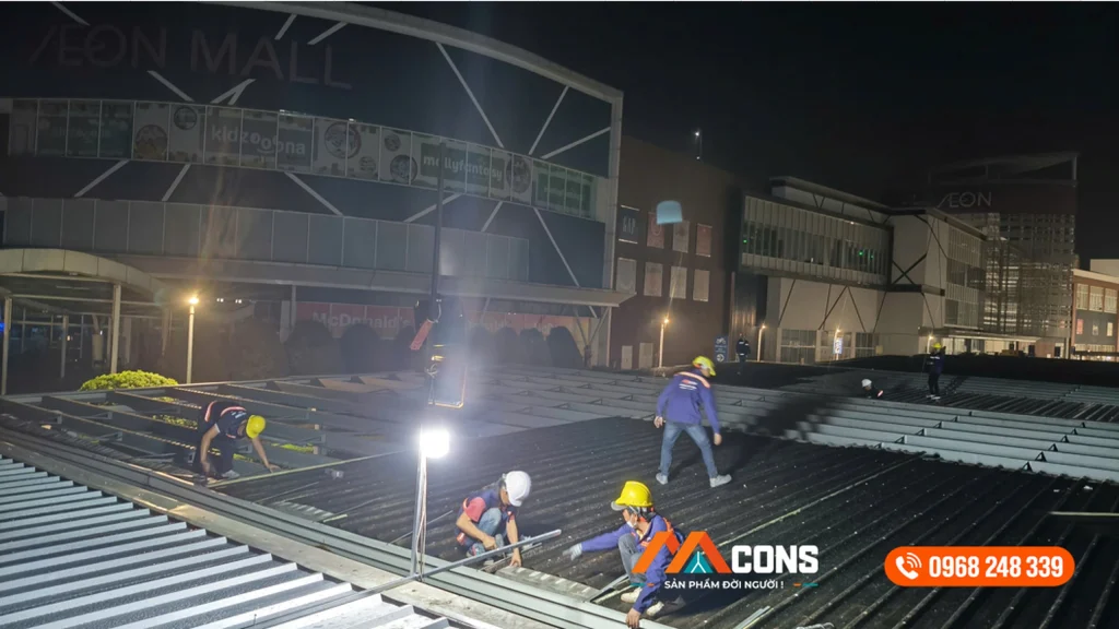 Đội ngũ MCONS tháo dỡ các tấm mái tôn cũ tại hệ thống nhà xe AEON Mall Bình Dương vào ban đêm