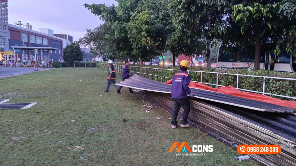 Công nhân MCONS tập kết các tấm tôn cũ sau khi tháo dỡ mái nhà xe tại AEON Mall Bình Dương