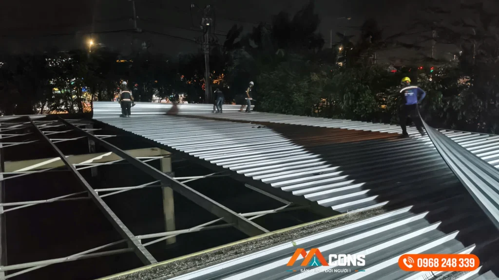 Công nhân MCONS di chuyển các tấm tôn mới vào vị trí để lắp đặt trên mái nhà xe AEON Mall Bình Dương