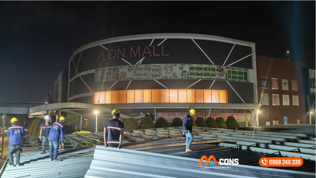 Công nhân MCONS bắn vít cố định các tấm tôn mới vào đúng vị trí lắp đặt mái nhà xe AEON Mall Bình Dương
