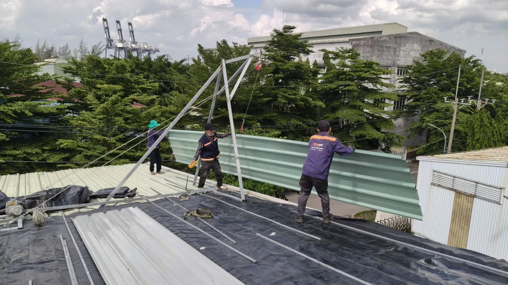 Đội ngủ MCONS vận chuyển tôn lên mái rất chuyên nghiệp và nhịp nhàng