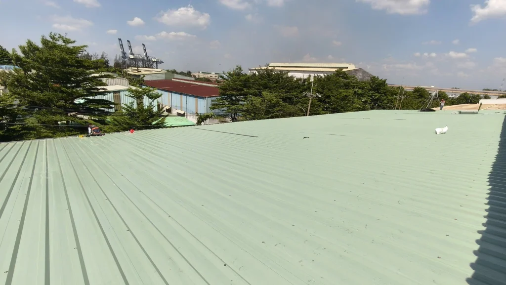 Vệ sinh máng xối.