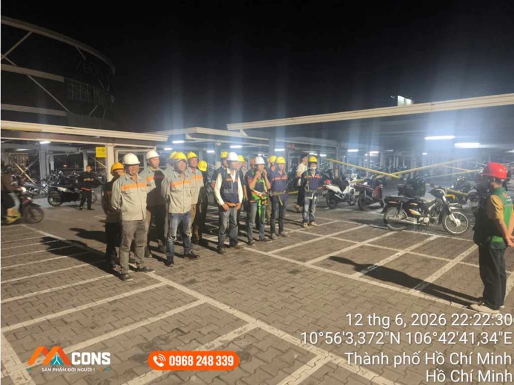 Họp an toàn lao động trước ca thay mái tôn tại AEON Mall