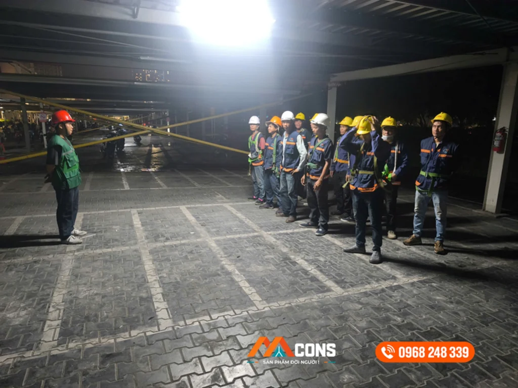 Phổ biến an toàn lao động trước khi thay mái tôn nhà xe AEON Mall