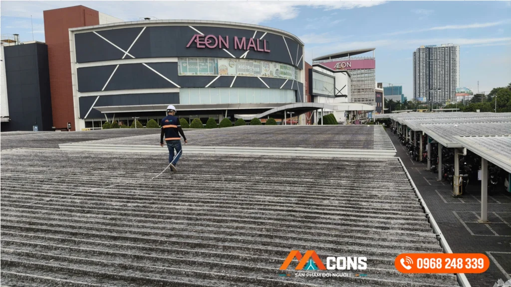 Kỹ sư MCONS khảo sát hiện trạng mái tôn nhà xe AEON Mall trước khi thi công thay mái tôn