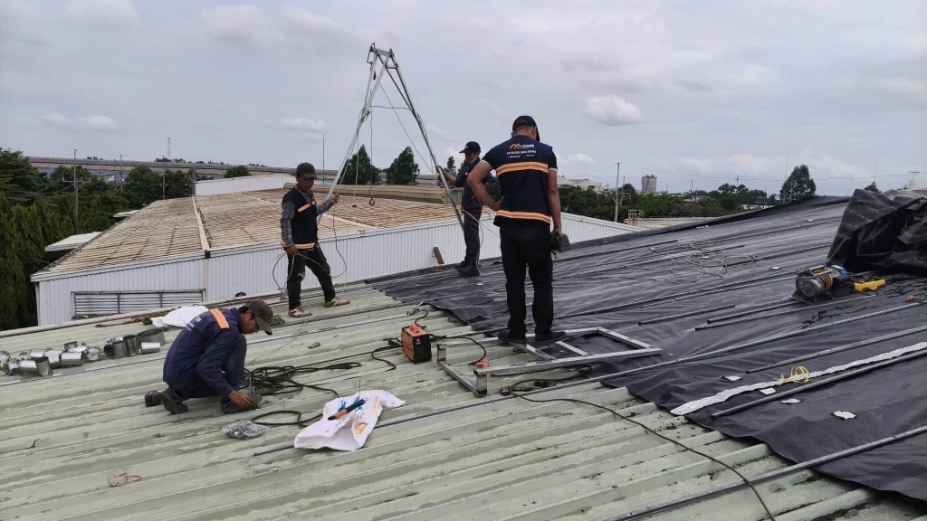 Lắp đặt tời để chuẩn bị vận chuyển tôn lên mái