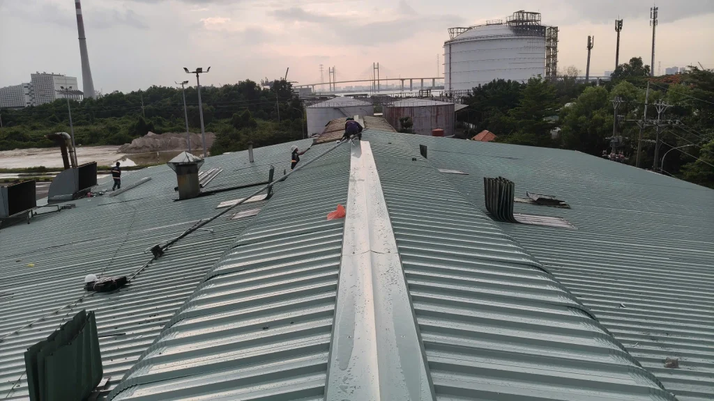 Lợp tôn nóc gió nhà xưởng.