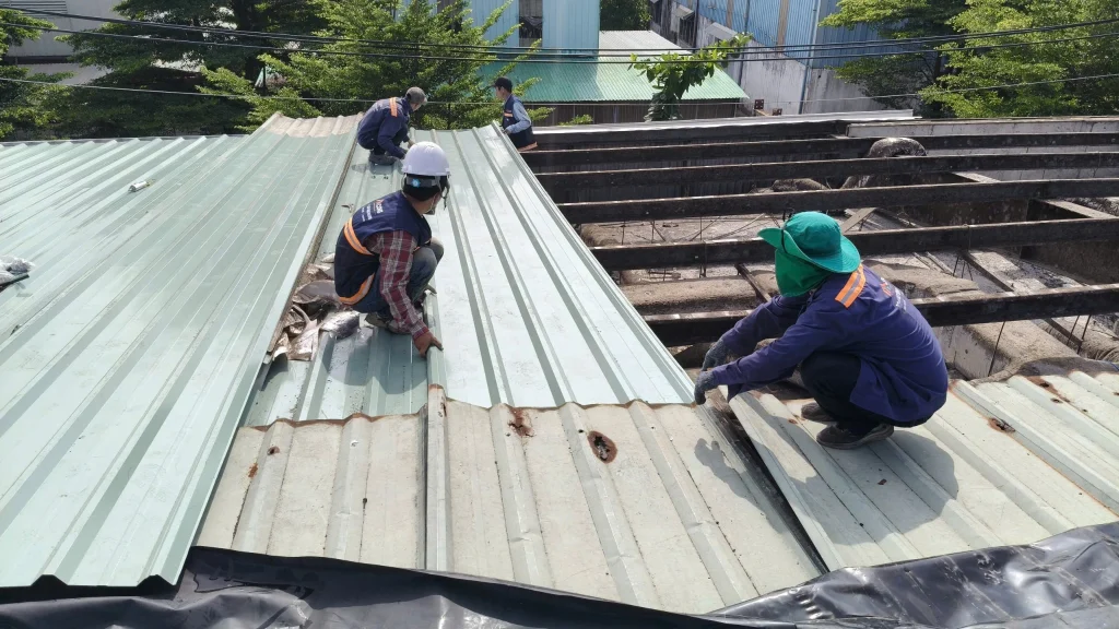 lợp tôn theo hình thức cuốn chiếu