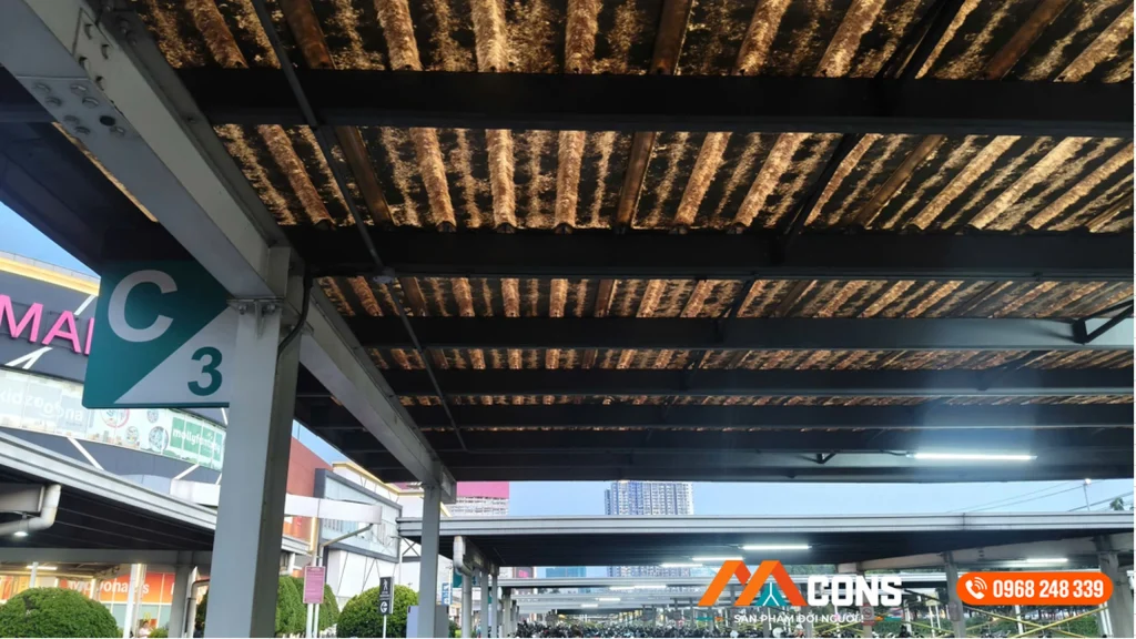 Mái tôn nhà xe AEON Mall bị xuống cấp trước khi MCONS thi công thay mái tôn mới