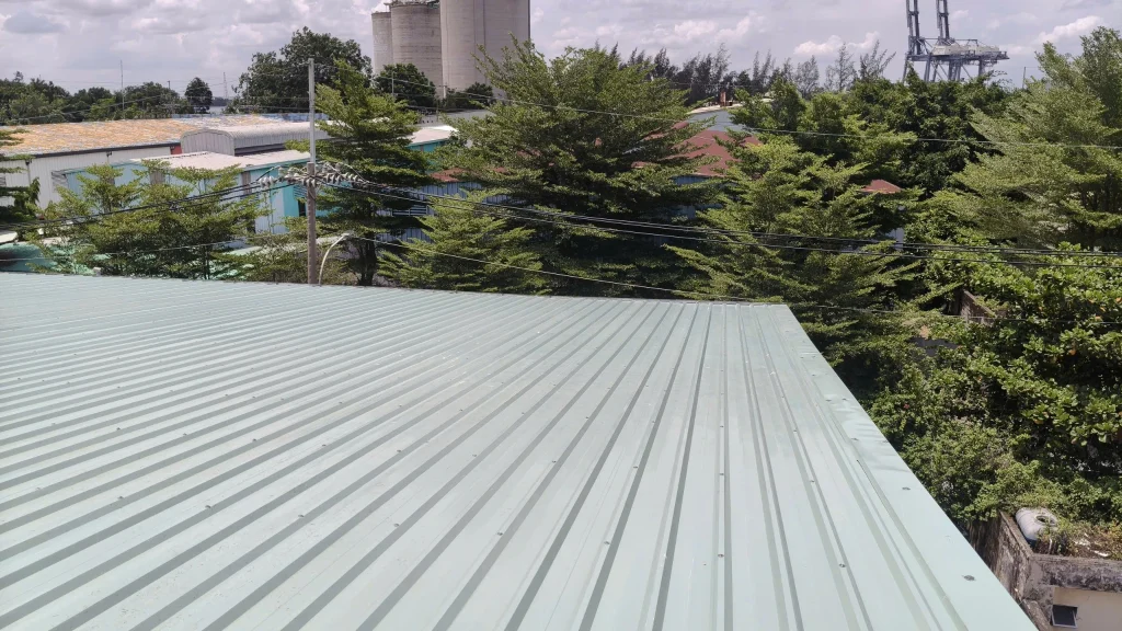 Mái tôn nhà xưởng đả được thay mới - góc nhìn từ trên cao.