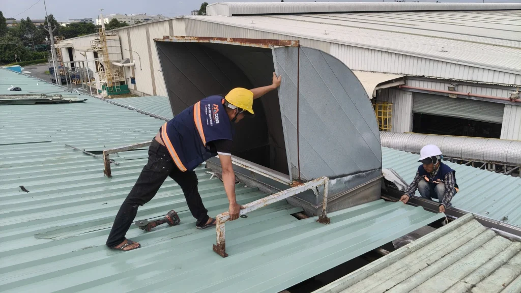 Đội ngủ mcons đang lợp tôn tại vị trí ống gió