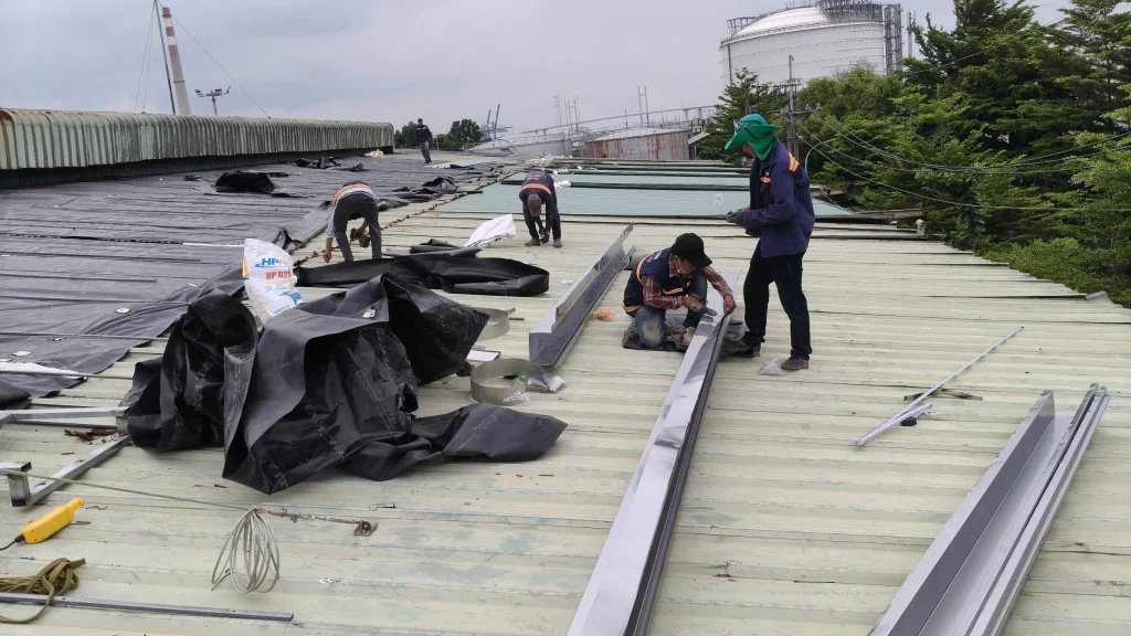 mở tôn củ tới đâu lợp lại tôn mới ngay tới đó.