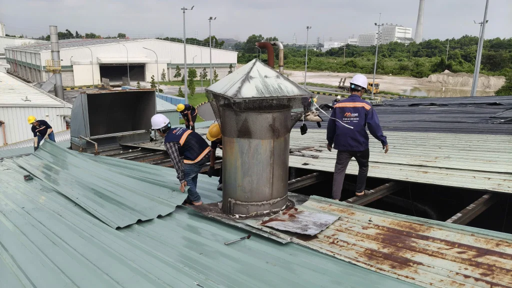 Ống gió làm chậm tiến độ lợp tôn.