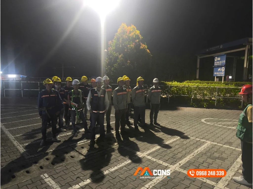 Công nhân MCONS tham gia phổ biến an toàn lao động trước khi thay mái tôn AEON Mall