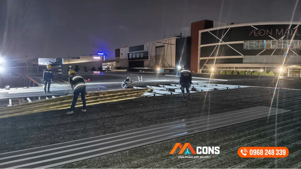 Đội ngũ MCONS tháo dỡ và di chuyển mái tôn cũ tại hệ thống nhà xe AEON Mall Bình Dương vào ban đêm