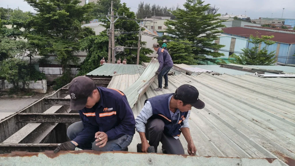 Thay mái tôn nhà xưởng công ty Bánh Vàng, KCN Hiệp Phước, Nhà Bè do đội ngũ MCONS thực hiện.