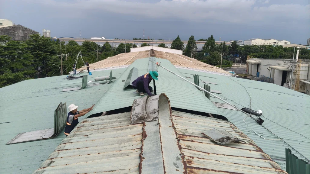 lợp tôn nóc gió nhà xưởng.