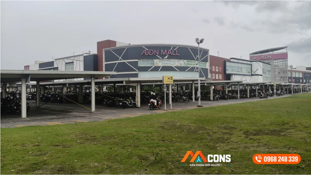 Toàn cảnh nhà xe AEON Mall trước khi MCONS thay mái tôn.