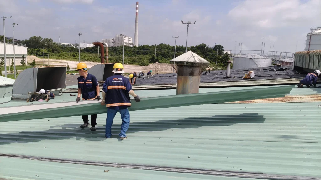 Các tấm tôn được vận chuyển đi nhằm tránh lực tập trung