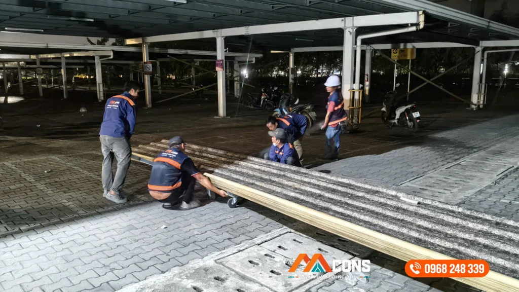 Công nhân MCONS vận chuyển các tấm tôn cũ sau tháo dỡ đến khu vực tập kết tại AEON Mall Bình Dương