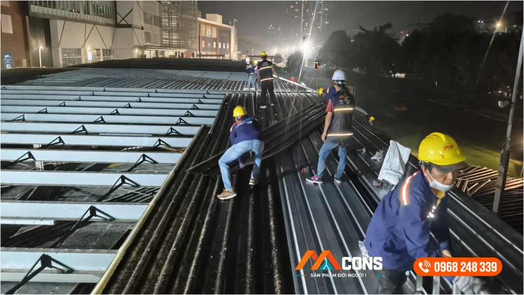 Đội ngũ MCONS vận chuyển các tấm mái tôn cũ sau khi tháo dỡ tại hệ thống nhà xe AEON Mall Bình Dương
