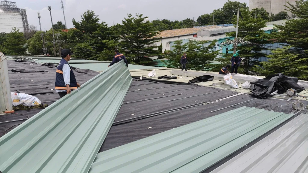 đội ngủ mcons vận chuyển tôn trên mái