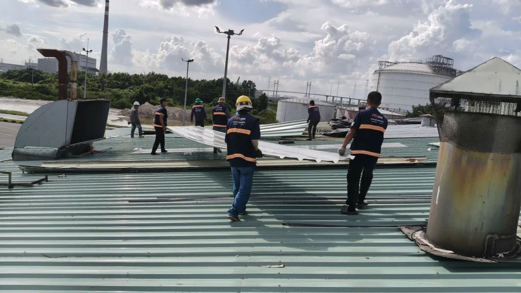 Đội ngũ MCONS vận chuyển tôn vào vị trí để lắp đặt.