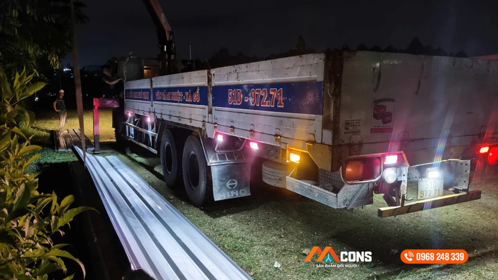 Tập kết tôn lợp trước khi cẩu lên mái tại công trình thay mái tôn AEON Mall