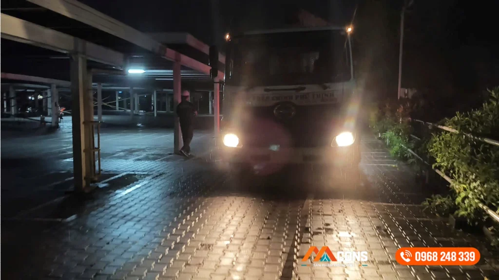 Xe tải vận chuyển vật tư vào khu vực tập kết để thay mái tôn AEON Mall