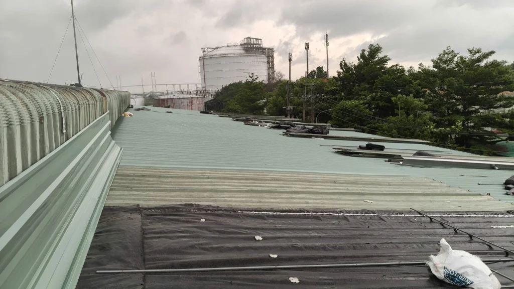 Xếp tôn củ lại với nhau, bắn vít cố định chắc chắn.