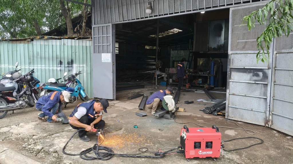 Xưởng cơ khí xây dựng MCONS đang gia công kết cấu thép tại TP.HCM