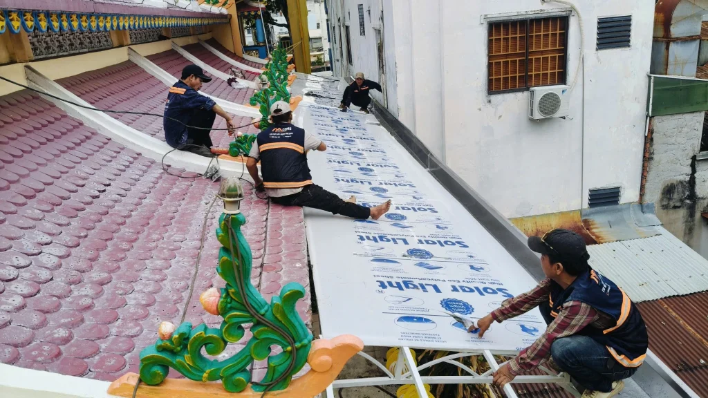Đội ngũ MCONS thi công lợp mái polycarbonate