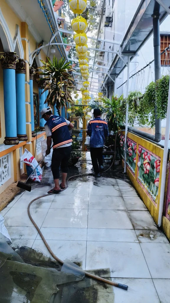 Đội ngũ MCONS vệ sinh khu vực sau khi thi công mái poly
