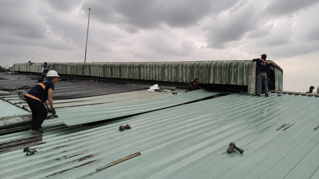 Đội ngủ MCONS lợp mái tôn nahf xưởng cty Bánh Vàng - KCN HIệp Phước, Nhà Bè