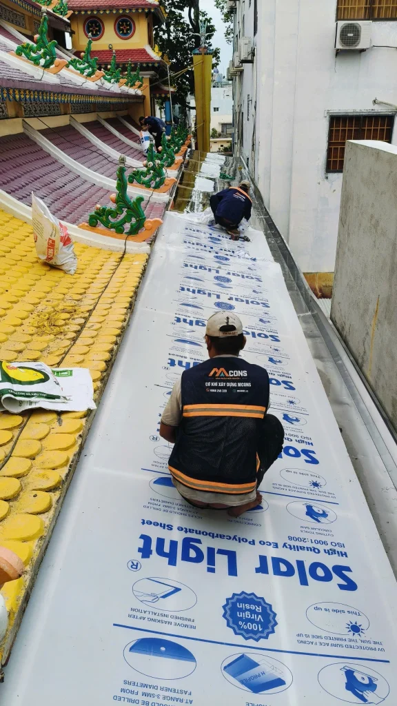 Công nhân MCONS thi công lắp đặt tấm polycarbonate