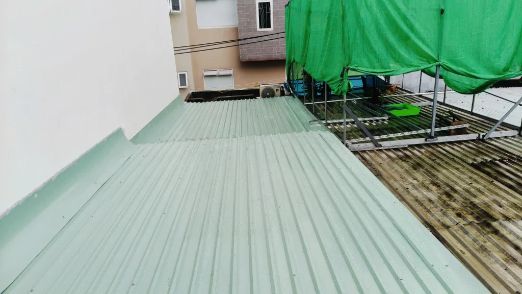 Thay Mái Tôn Nhà Phố Vào Mùa Mưa Tại Quận 10, TP HCM | MCONS