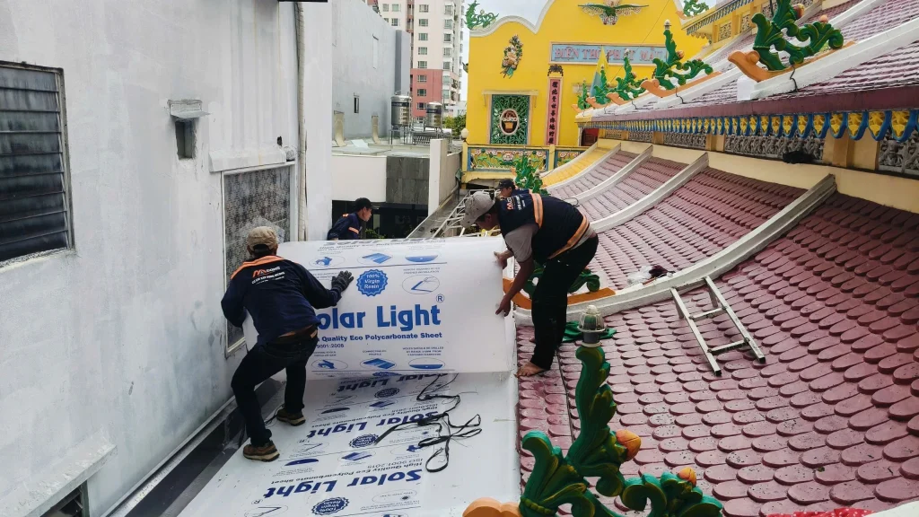 Thi công mái polycarbonate lấy sáng cho nhà chùa