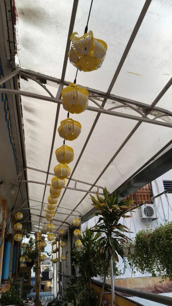 Mái polycarbonate cũ bị dột và xuống cấp
