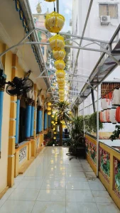 Thi Công Mái Polycarbonate Cho Nhà Chùa Tại Q5 TPHCM | MCONS