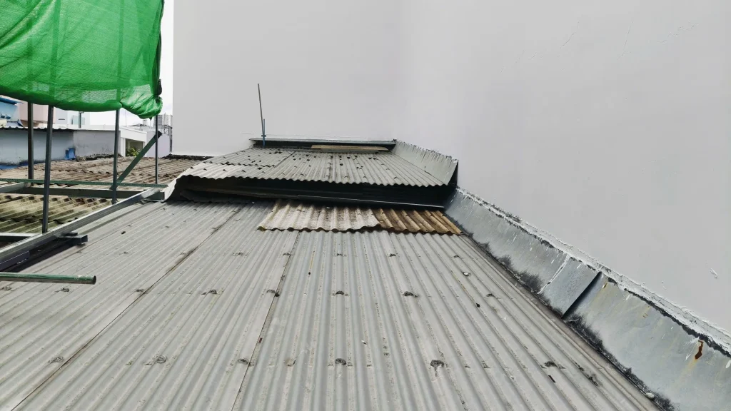 Hiện trạng mái tôn nhà phố trước khi thay mới