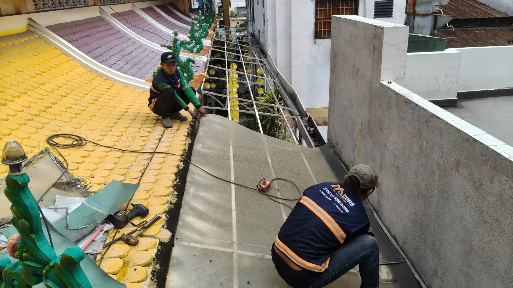 MCONS tháo dỡ tấm polycarbonate cũ xuống cấp